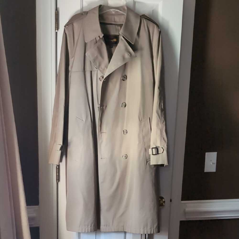 Tan Trench Coat with Wide Lapels and Belt Loops